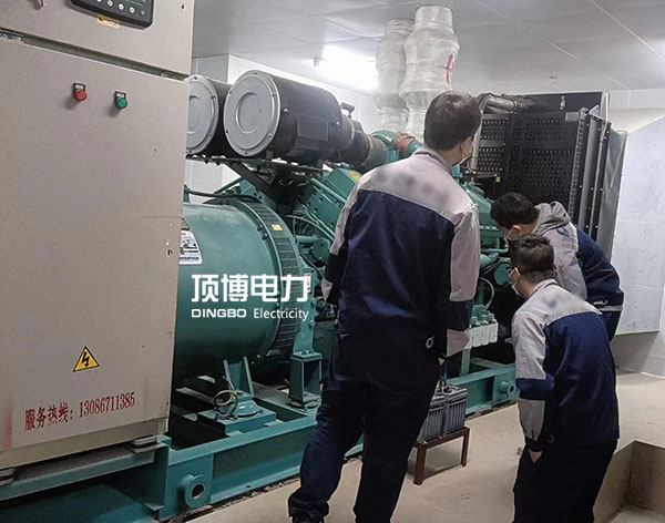 注意！當柴油發(fā)電機傳動皮帶被潤滑油、燃油或其它有害液體沾染時必須更換！